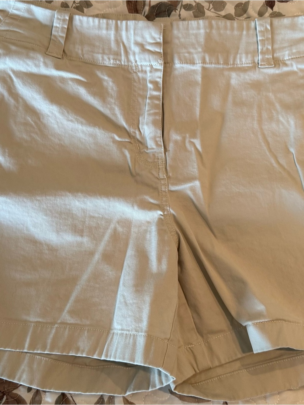 Vineyard Vines Women's Light Cream Chino Shorts